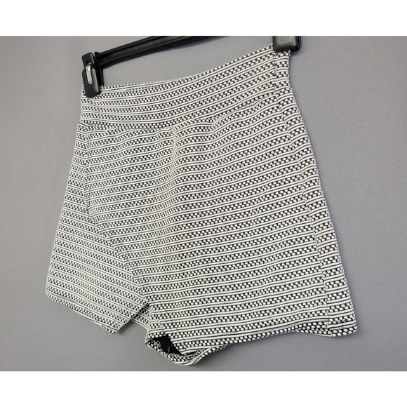 Boo Hoo Wrap Skorts Womens 1 Black White Striped Abstract Pull-On Stretches - Picture 2 of 13